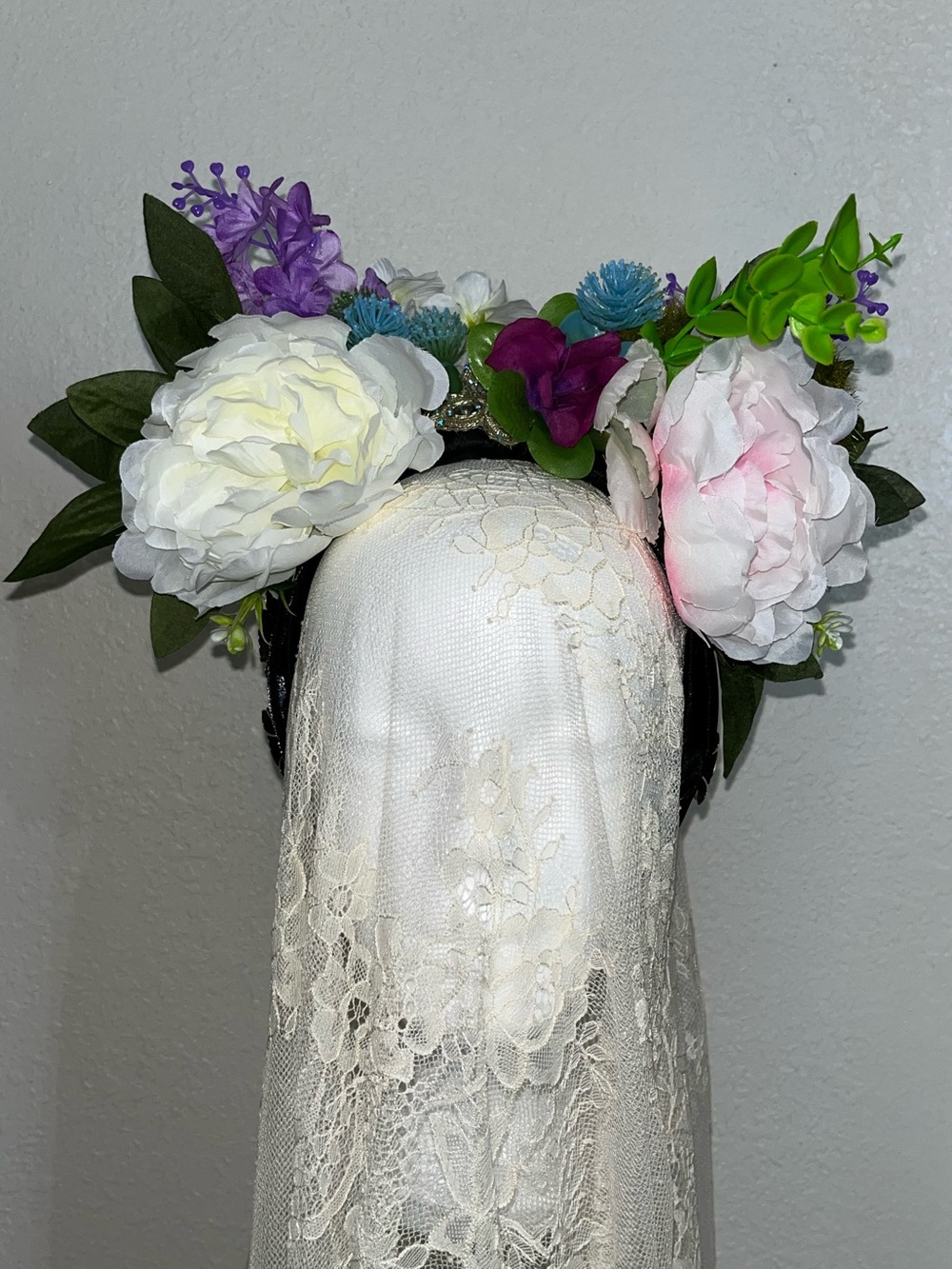 New.
Bespoke mixed floral headband, headpiece, fascinator.